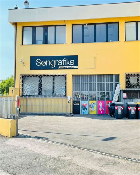 Veduta esterna del punto vendita specializzato per l'infanzia