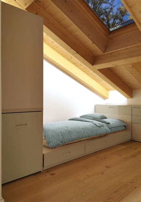 disegno di una cameretta in mansarda con letto soppalcato
