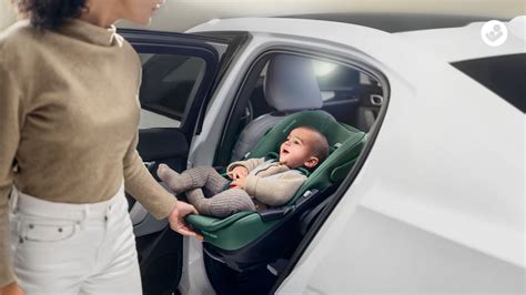Bambino seduto in un seggiolino auto Maxi-Cosi Pebble 360 Pro² con la base FamilyFix 360 Pro