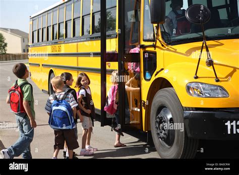 Bambini su scuolabus con insegnante