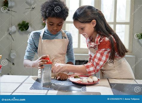 Bambini che cucinano insieme piatti internazionali