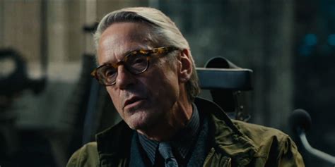 Jeremy Irons nei panni di Alfred Pennyworth