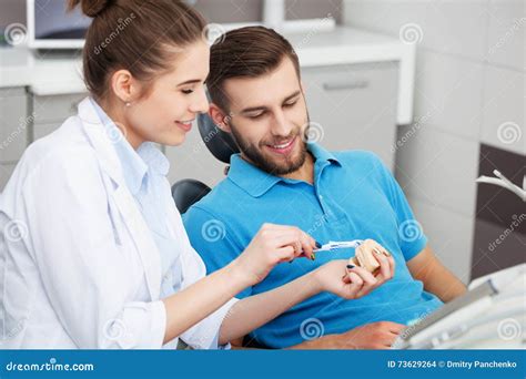 Dentista che spiega procedure a paziente incinta