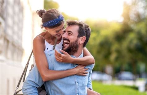 coppia felice con bambino dopo esperienze difficili
