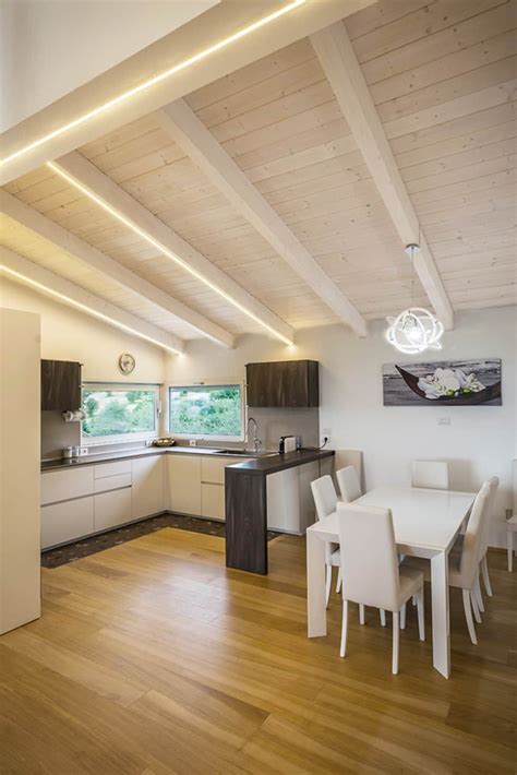 Interni scandinavi con mobili in legno e illuminazione di design