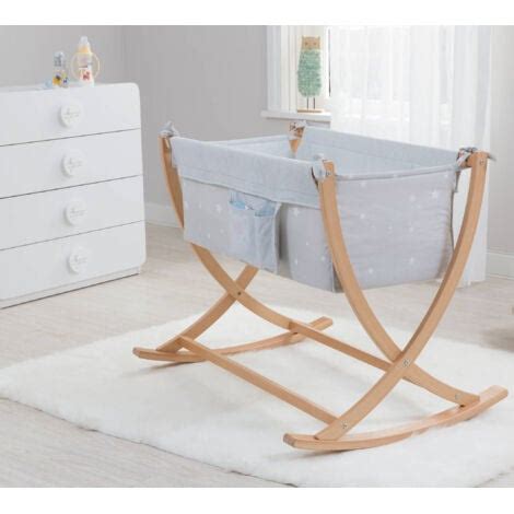 Culla in legno con dimensioni standard 45x90 cm in un ambiente moderno
