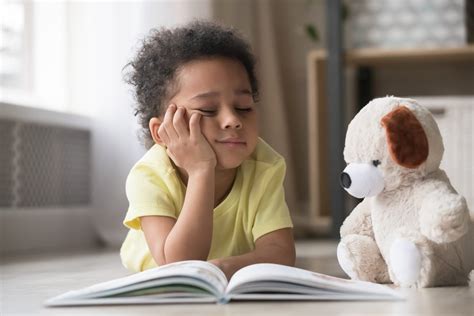 bambino con il suo oggetto di transizione preferito
