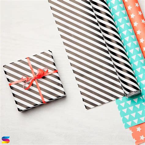 insieme di regali avvolti in carta da regalo colorata
