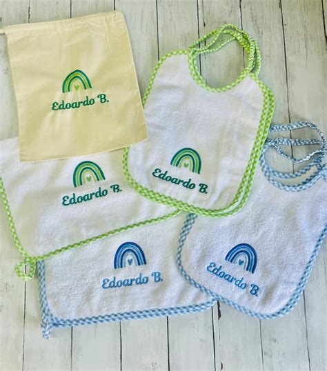 set di bavaglini colorati pronti per essere ricamati in un ambiente accogliente e creativo