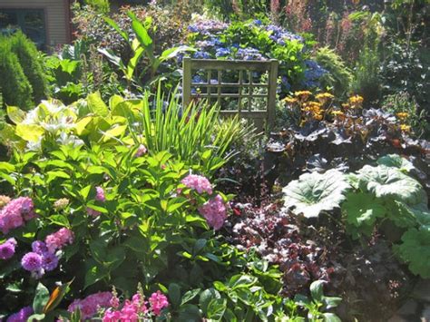 Un giardino rigoglioso e fiorito che trasmette sensazioni di abbondanza e vitalità