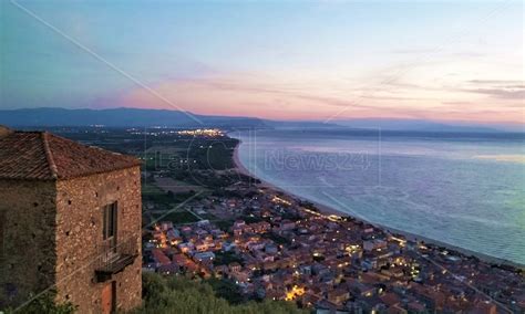 Panorama suggestivo delle colline liguri che degradano verso il mare