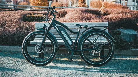 Vari modelli di biciclette elettriche in ambiente urbano