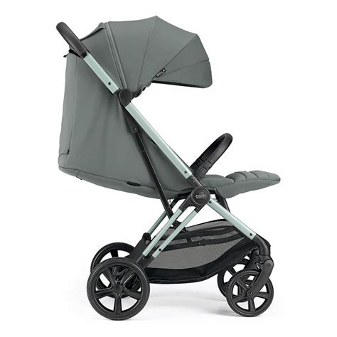 Bambino cambiato sul passeggino reclinato