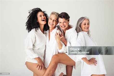 Donne di diverse età che tengono in braccio neonati