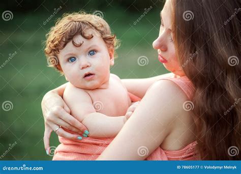 Una donna che abbraccia il suo bambino neonato
