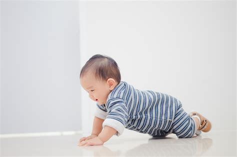 Bambino che gattona in casa