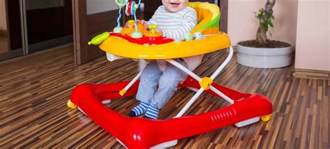 Bambino in girello interattivo
