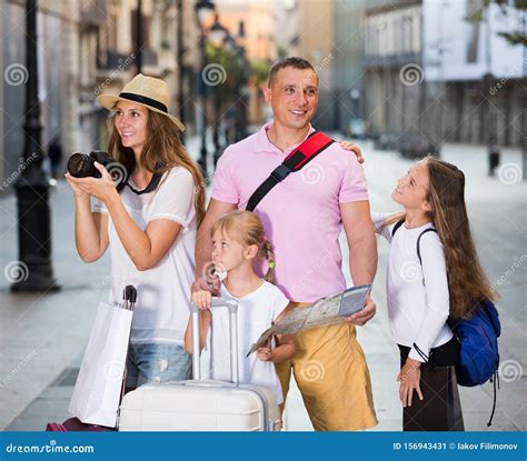 Famiglia che viaggia felice in aeroporto con bambino