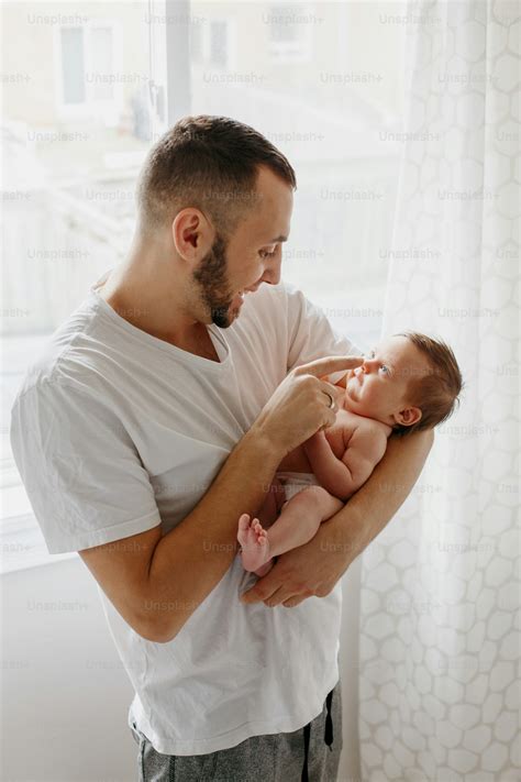 Aereo con genitore che tiene in braccio un neonato
