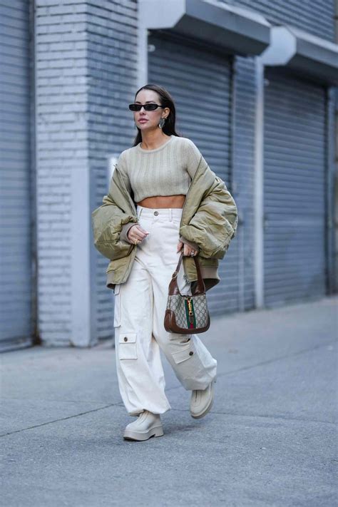 Outfit con blazer e cargo pants