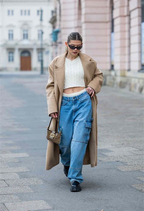 Outfit minimalista con jeans cargo