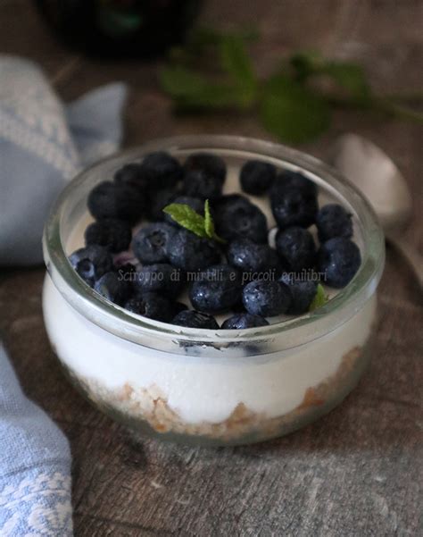 Vasetto di yogurt con ingredienti freschi