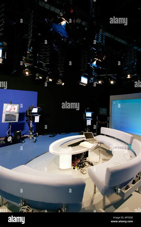 Studio televisivo con presentatori e deejay