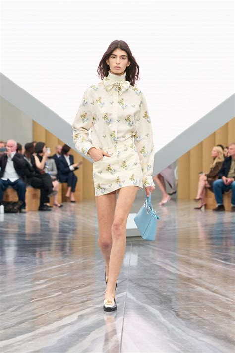 Modella che indossa abiti della collezione primavera-estate '85 con influenze giapponesi