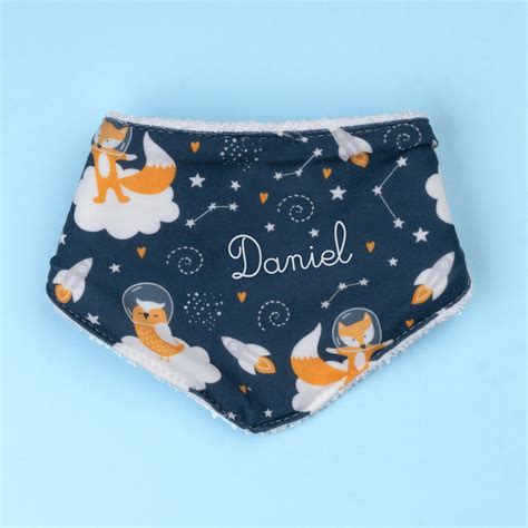 Bambino con bavaglino e bandana