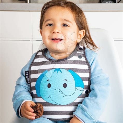 Bambino sorridente con bavaglino