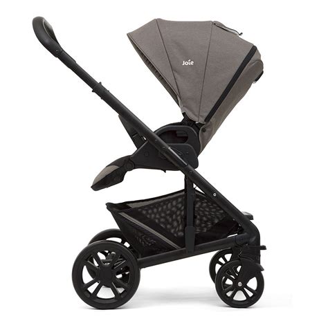 Passeggino Joie Chrome Trio su un sentiero sterrato
