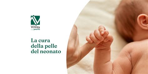 Pelle del neonato che viene lavata