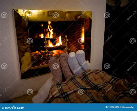 Holga che si scalda al camino