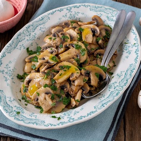 Piatto di pasta con funghi Amanita caesarea trifolati