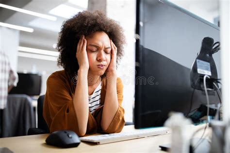 Una persona frustrata davanti a un computer con moduli online