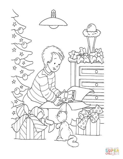 bambino che scarta un regalo di Natale