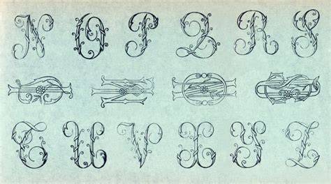 dettaglio di un monogramma ricamato su un cuore di stoffa