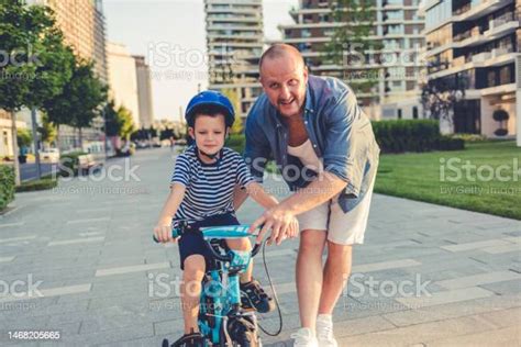 Padre che insegna al figlio ad andare in bicicletta