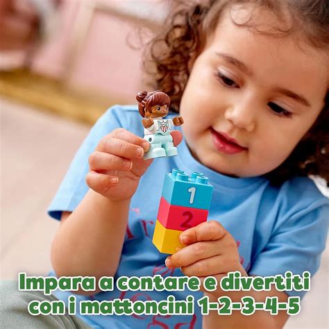 Bambina di 2 anni che gioca con i mattoncini LEGO DUPLO