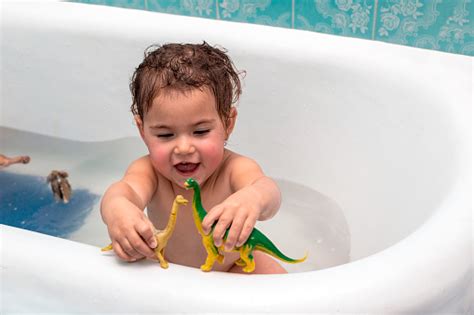 Bambina che gioca nella vasca da bagno con il set LEGO DUPLO Isola degli animali galleggiante