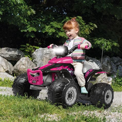 Quad Peg Perego Corral T-Rex in azione su terreno sterrato con un bambino