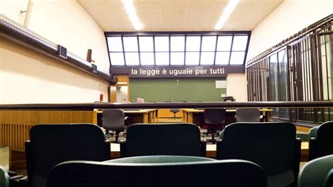 Aula di tribunale durante il processo Petrolini