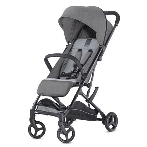 Inglesina passeggino Sketch New in azione in un contesto urbano