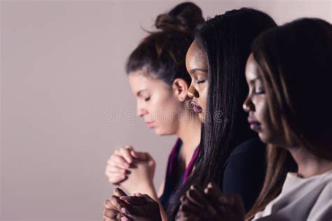 Donne che pregano in una chiesa