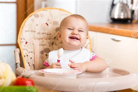 bambino che mangia nel seggiolone