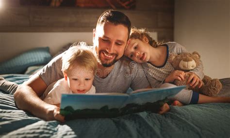 famiglia che legge un libro prima di dormire