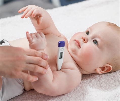 Diagramma che spiega come verificare la temperatura del neonato toccando la nuca o il petto anziché le mani.
