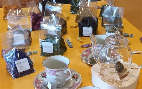 Diverse bustine di tisane su un tavolo