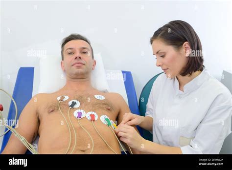 Infermiere che posiziona elettrodi ECG su un paziente