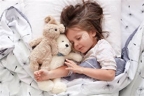 una culla con un neonato addormentato
